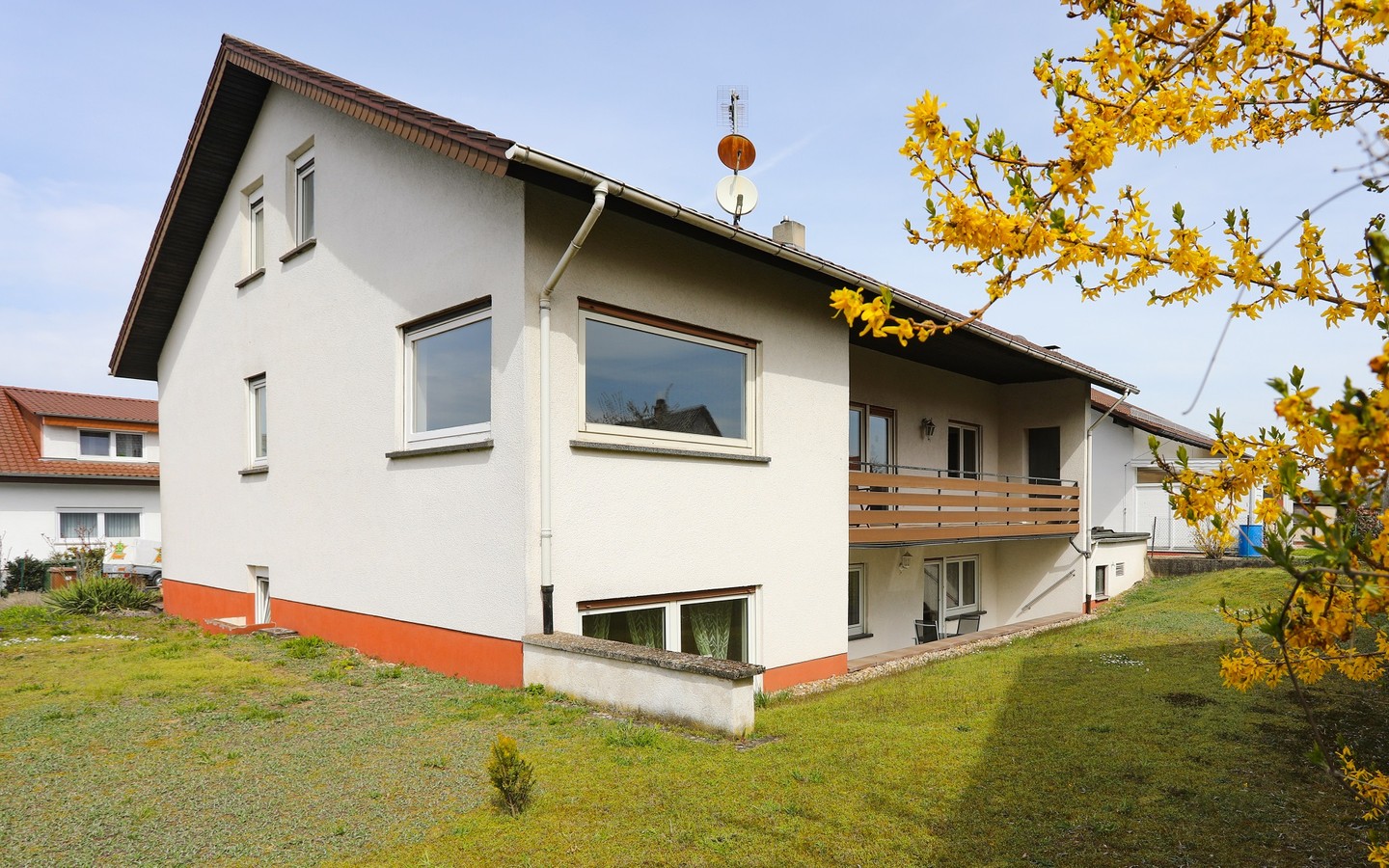 Gartenansicht - Raum für individuelle Wohn(t)räume: Attraktives und ausbaufähiges Zweifamilienhaus in Dielheim