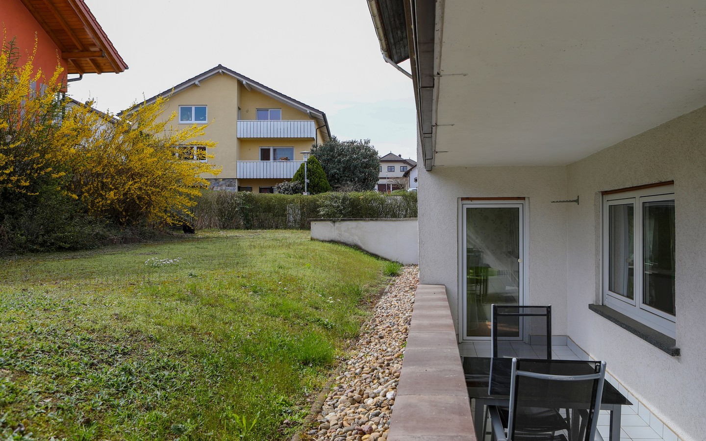 Terrasse - Raum für individuelle Wohn(t)räume: Attraktives und ausbaufähiges Zweifamilienhaus in Dielheim