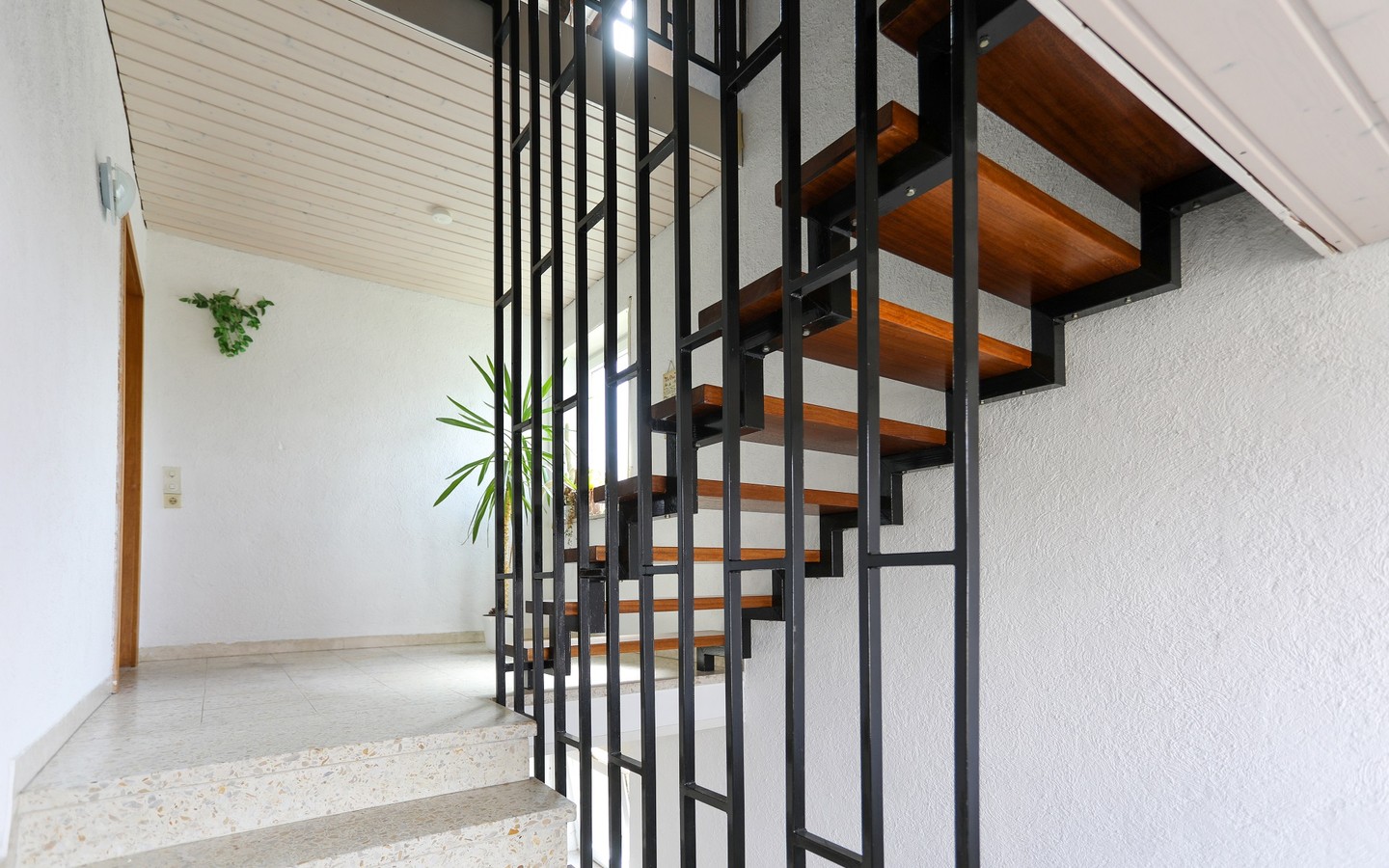 Treppenhaus - Raum für individuelle Wohn(t)räume: Attraktives und ausbaufähiges Zweifamilienhaus in Dielheim