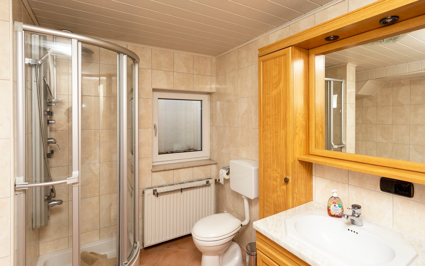 Badezimmer - Raum für individuelle Wohn(t)räume: Attraktives und ausbaufähiges Zweifamilienhaus in Dielheim