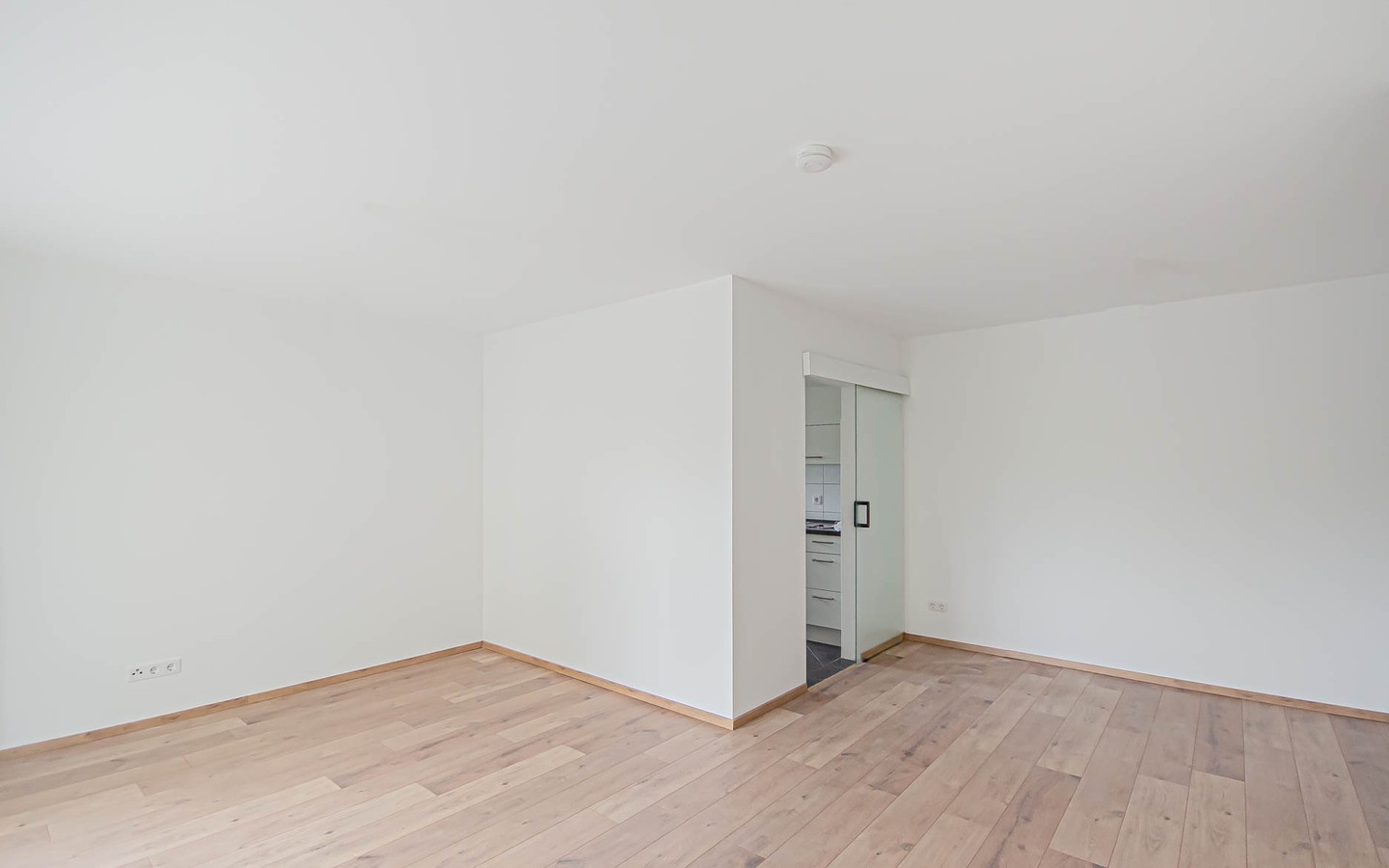 Wohnzimmer - Bezugsfreie Zweizimmerwohnung mit Balkon in HD-Kirchheim