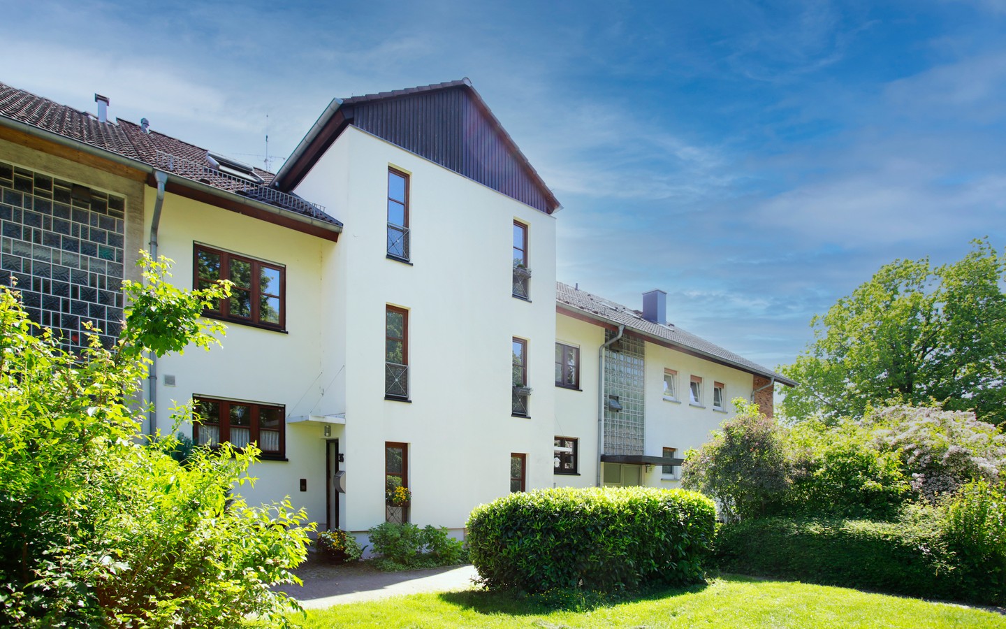 Hausansicht Straße - Viel Platz für die Familie: Geräumiges Reihenmittelhaus mit 6 Zimmern und Garten in Wieblingen