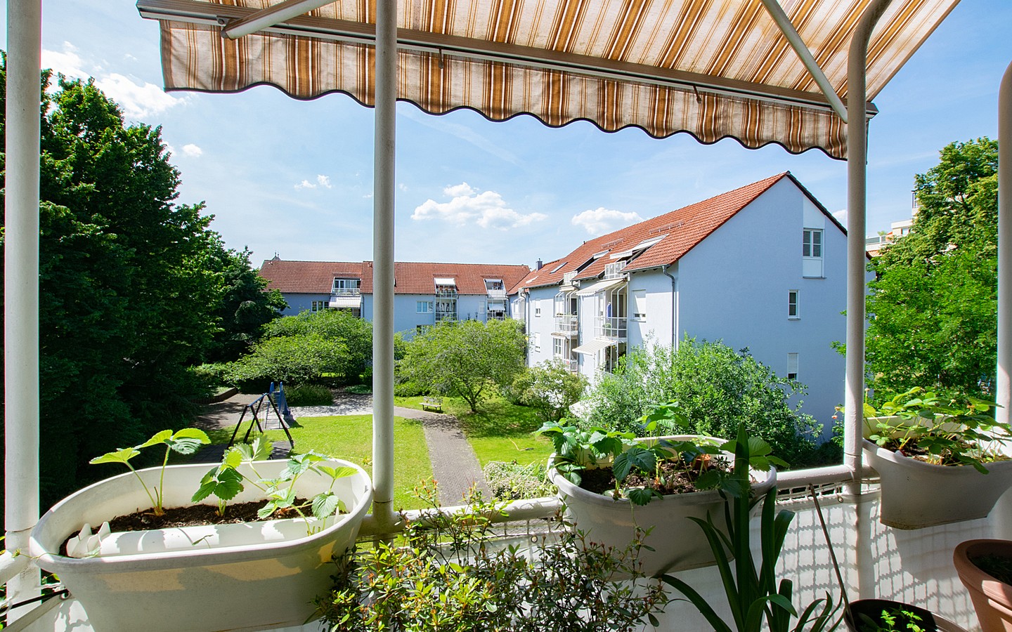 Loggia - Weinheim: Modernisierte 4,5-Zimmer-Wohnung in familienfreundlicher und zentraler Wohnlage