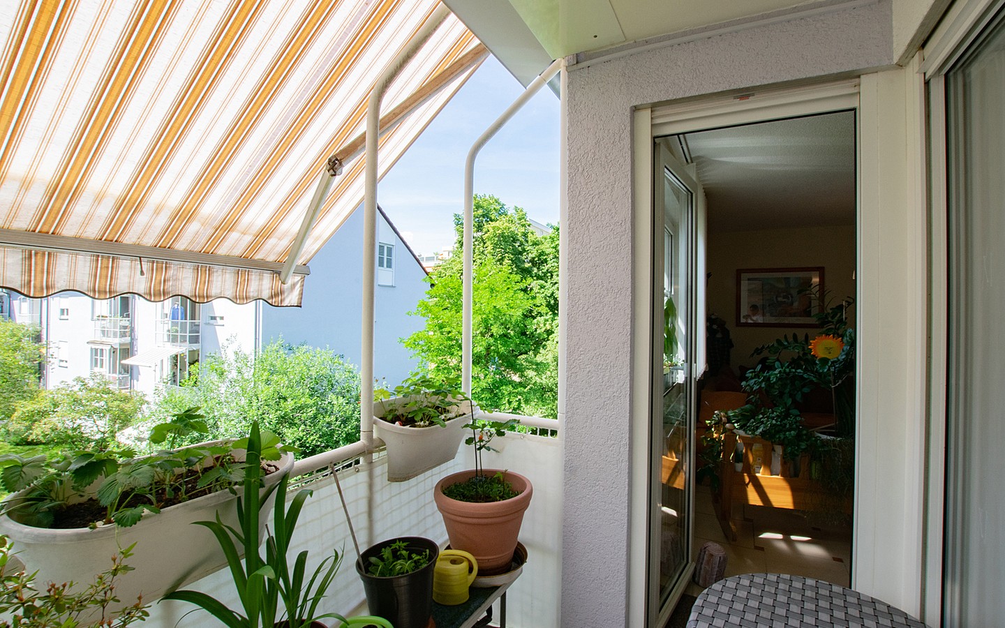 Loggia - Weinheim: Modernisierte 4,5-Zimmer-Wohnung in familienfreundlicher und zentraler Wohnlage