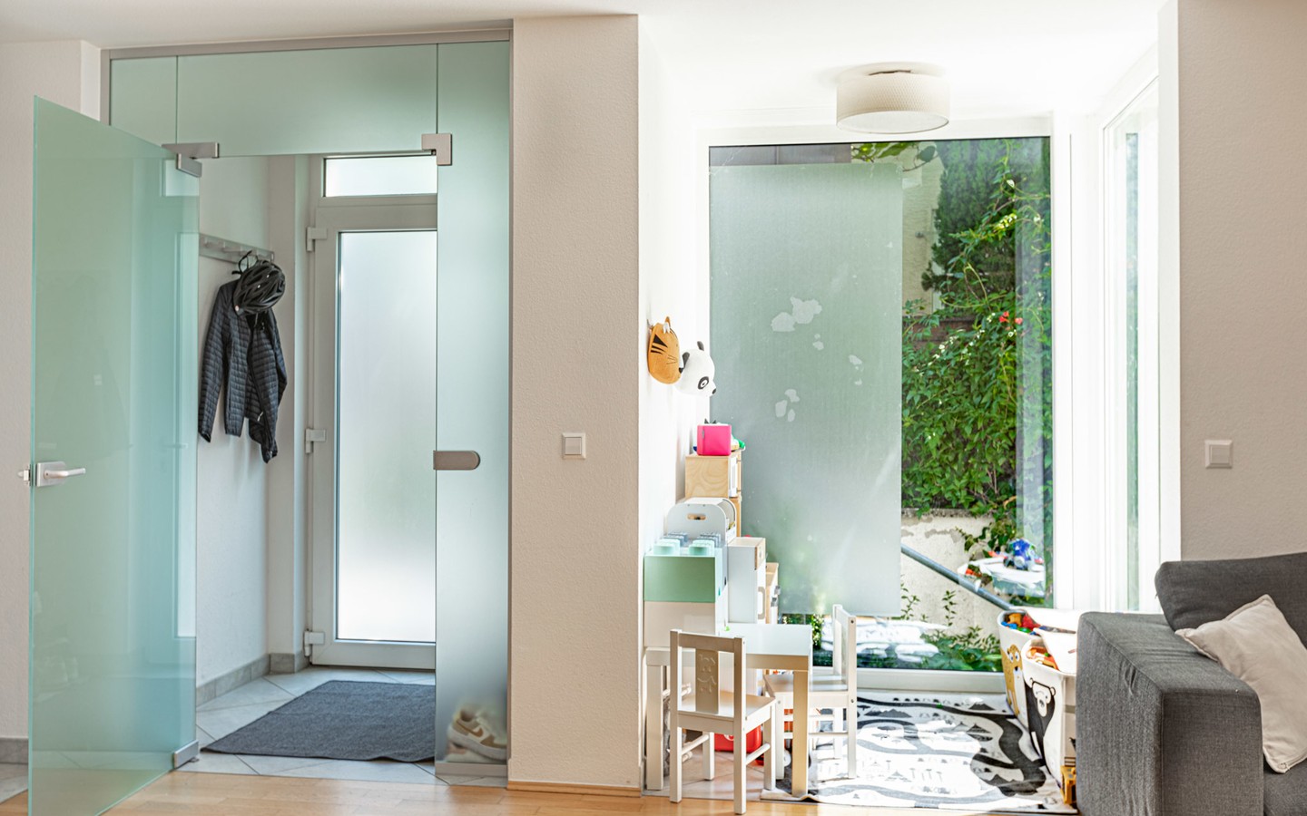 Wohnzimmer - Haus-im-Haus-Feeling: Exklusive Maisonette-Wohnung mit separatem Eingang, Terrasse und Balkon