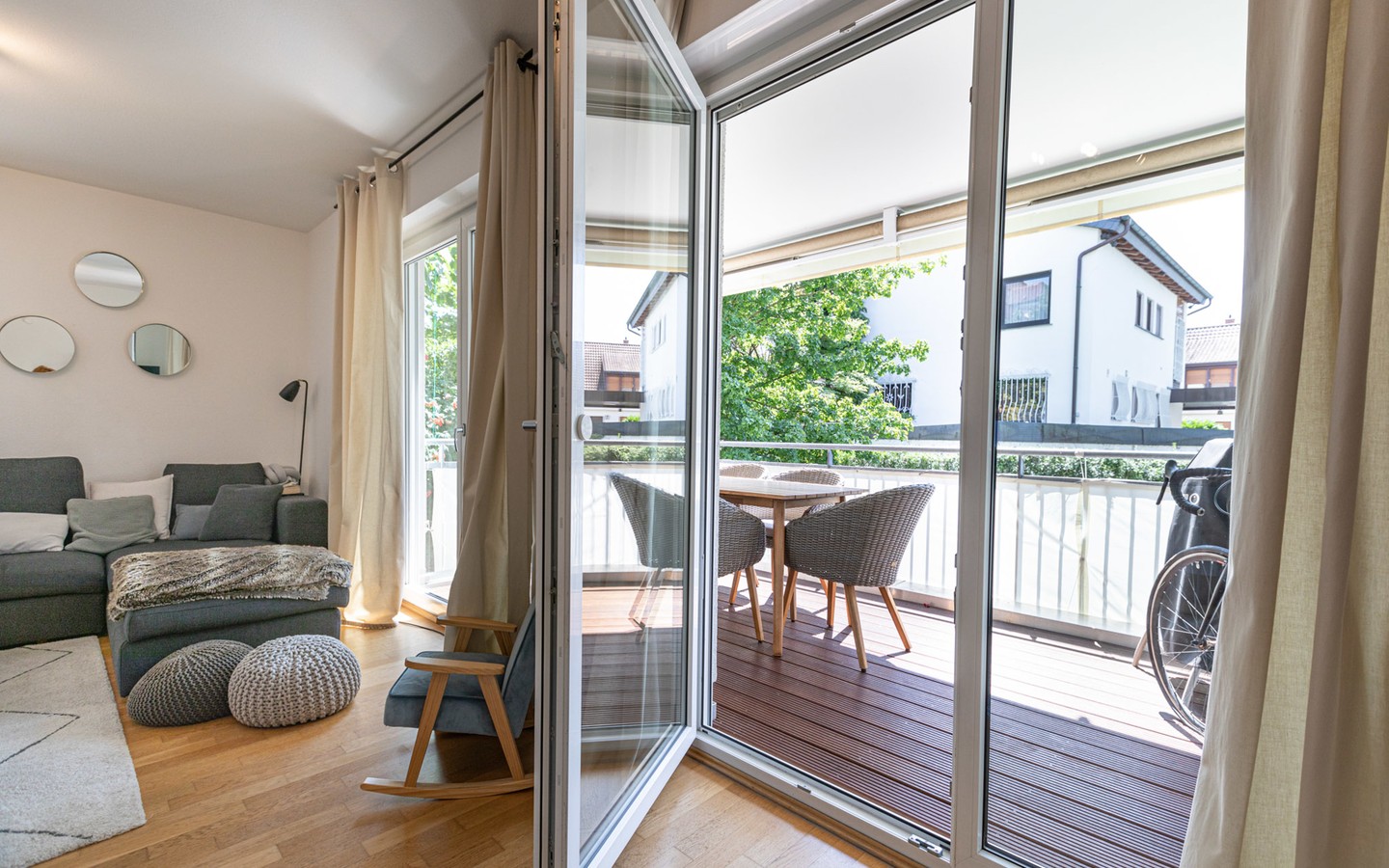 Wohnzimmer - Haus-im-Haus-Feeling: Exklusive Maisonette-Wohnung mit separatem Eingang, Terrasse und Balkon