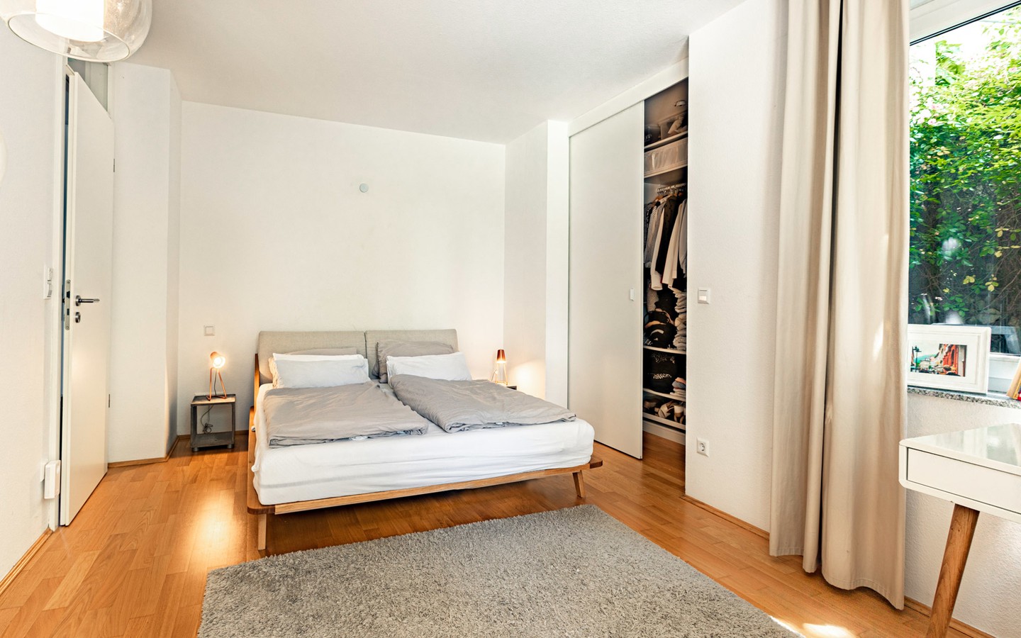 Schlafzimmer - Haus-im-Haus-Feeling: Exklusive Maisonette-Wohnung mit separatem Eingang, Terrasse und Balkon