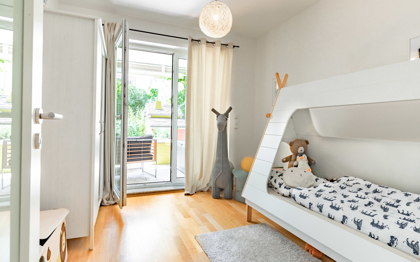 Kinderzimmer 1 - Haus-im-Haus-Feeling: Exklusive Maisonette-Wohnung mit separatem Eingang, Terrasse und Balkon