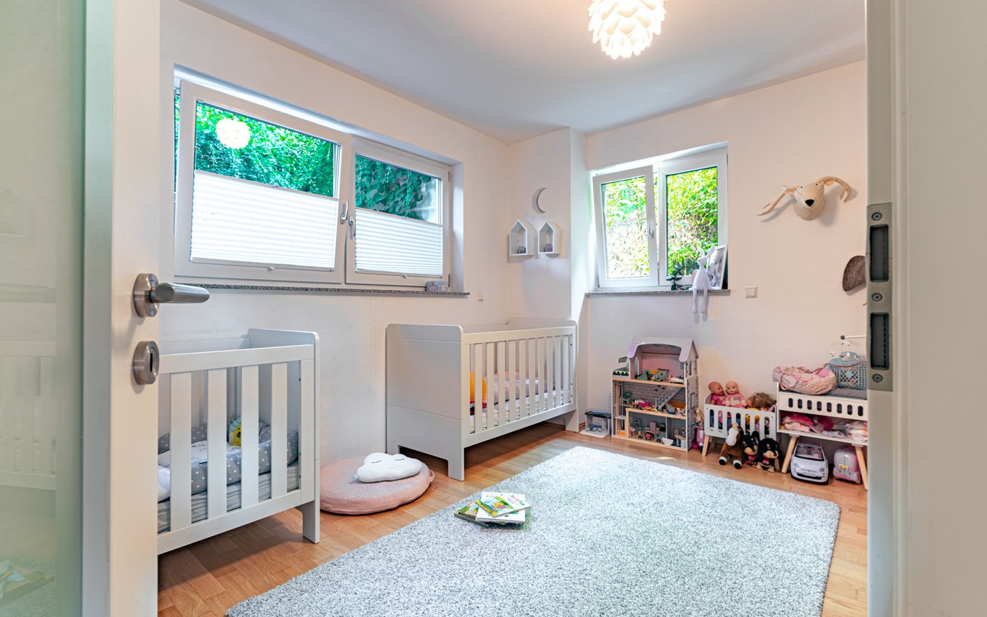 Kinderzimmer 2 - Haus-im-Haus-Feeling: Exklusive Maisonette-Wohnung mit separatem Eingang, Terrasse und Balkon