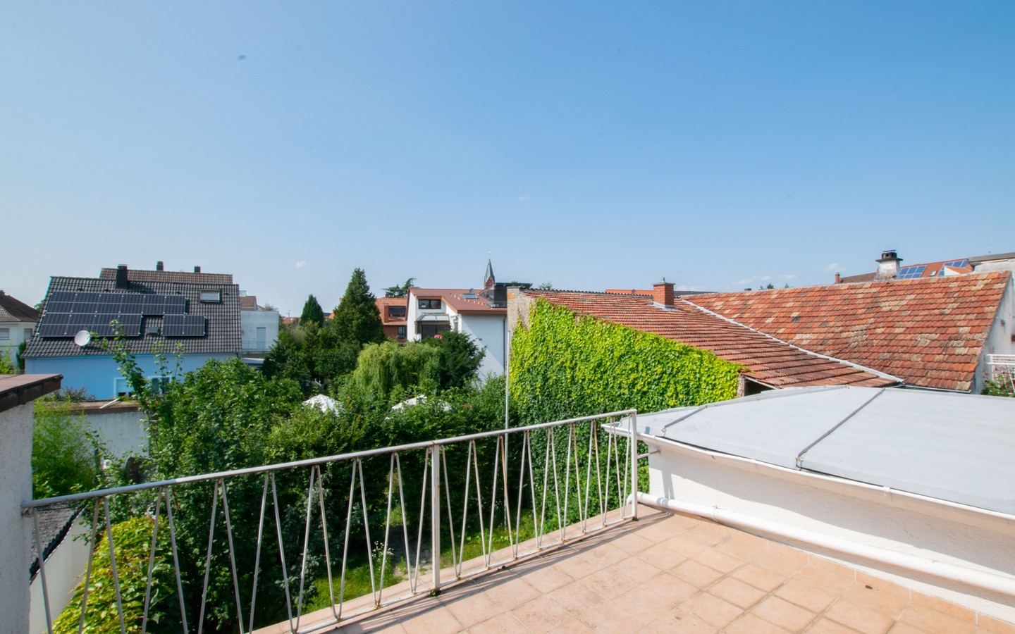 Terrasse - Plankstadt: Reihenmittelhaus mit Garten und Dachterrasse in bevorzugter Wohnlage