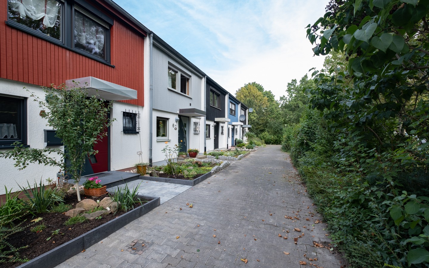Vorderansicht - HD-Emmertsgrund: Renovierungsbedürftiges Reihenmittelhaus mit Garten, Garage und Ausbaupotential