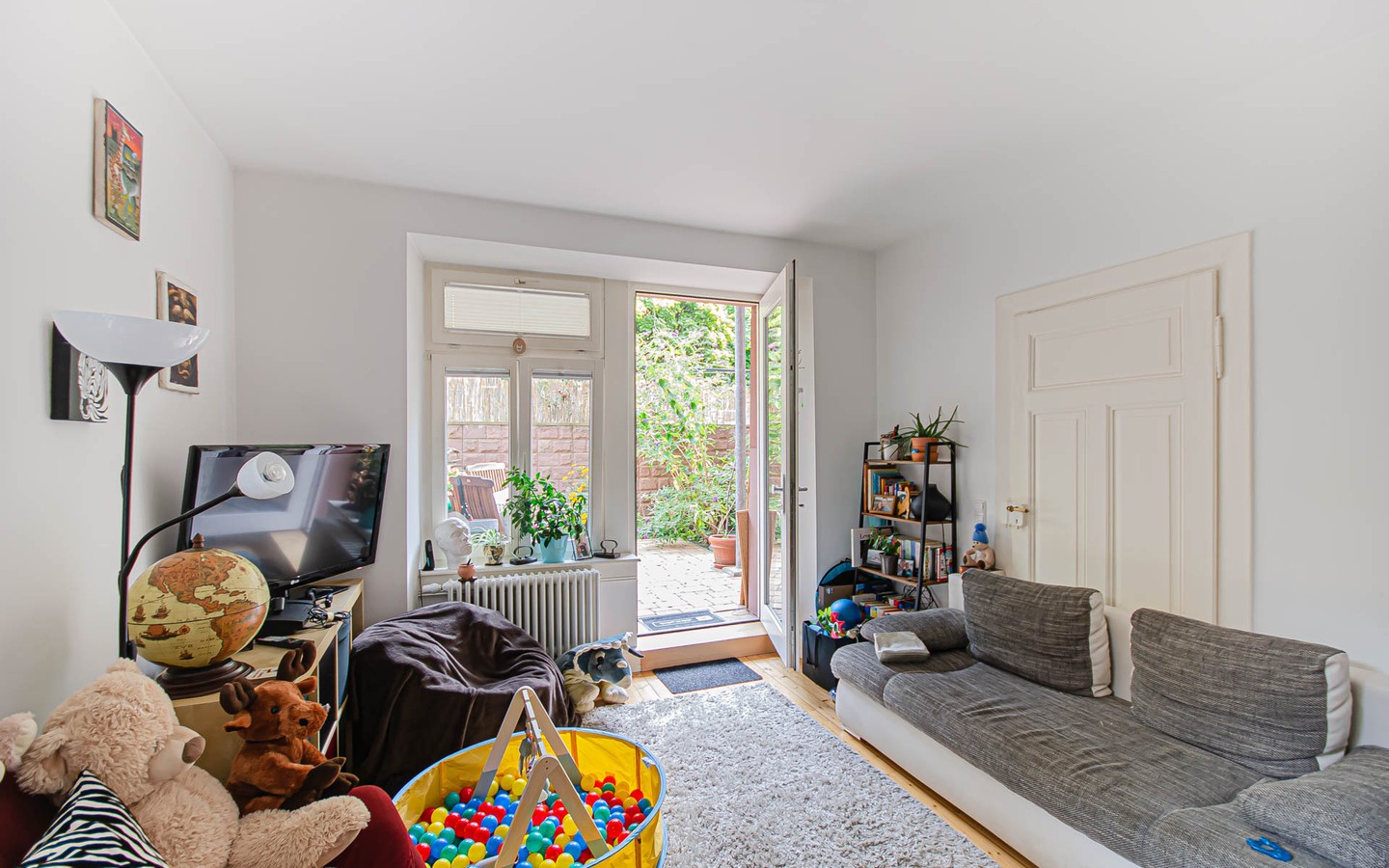 Wohnzimmer - Mittendrin und dennoch ruhig:
Sanierte Altbauwohnung mit Gartenanteil für Singles mit grünem Daumen