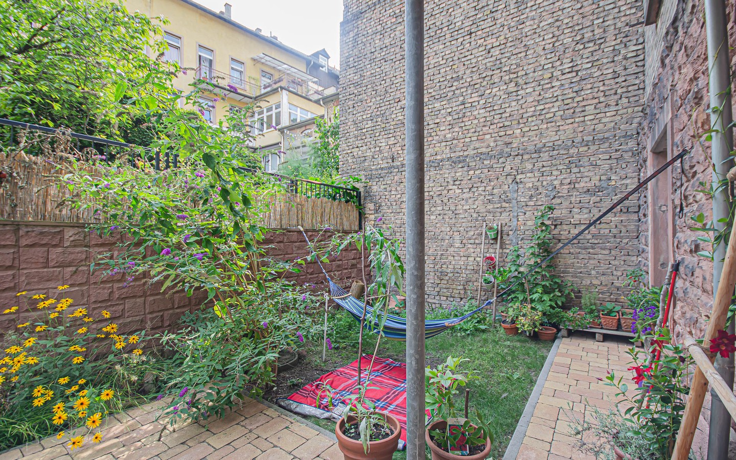 Terrasse - Mittendrin und dennoch ruhig:
Sanierte Altbauwohnung mit Gartenanteil für Singles mit grünem Daumen