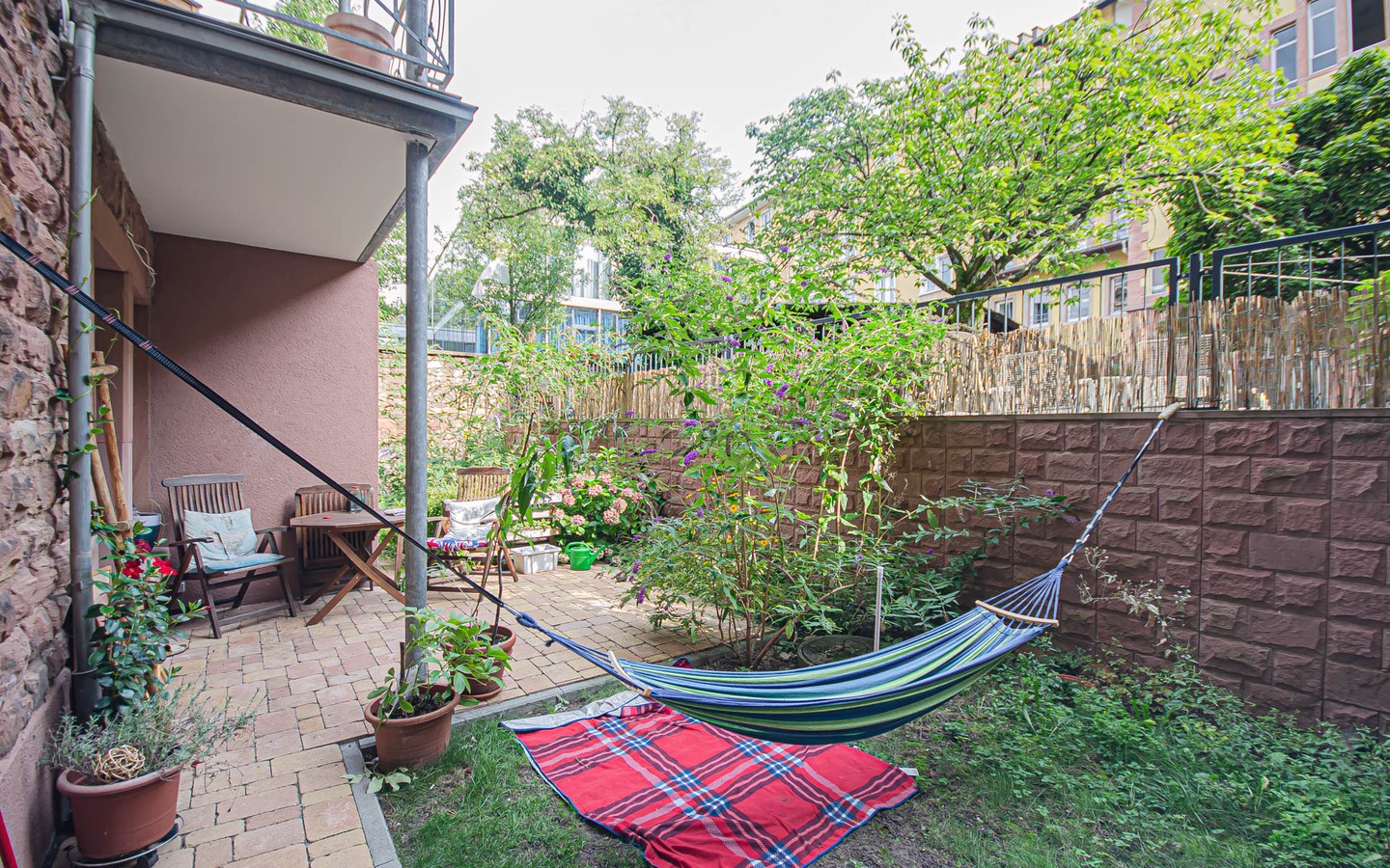Garten - Mittendrin und dennoch ruhig:
Sanierte Altbauwohnung mit Gartenanteil für Singles mit grünem Daumen