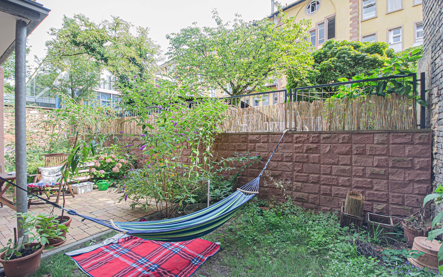 Garten - Mittendrin und dennoch ruhig:
Sanierte Altbauwohnung mit Gartenanteil