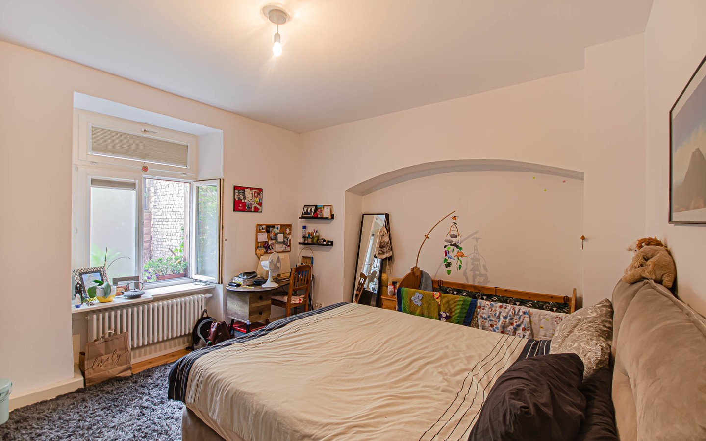 Schlafzimmer - Mittendrin und dennoch ruhig:
Sanierte Altbauwohnung mit Gartenanteil