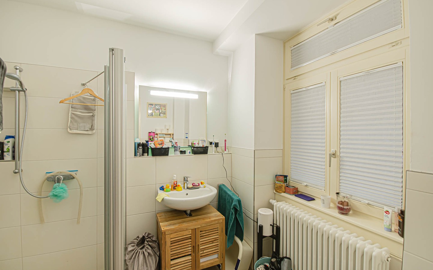 Badezimmer - Mittendrin und dennoch ruhig:
Sanierte Altbauwohnung mit Gartenanteil für Singles mit grünem Daumen