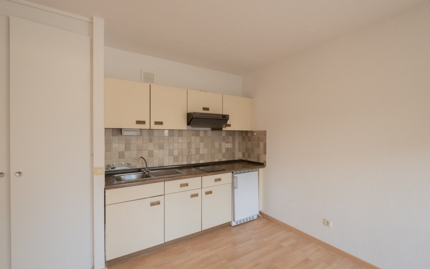 Küchenzeile - Eppelheim: 1-Zimmer-Wohnung mit Balkon und TG-Stellplatz