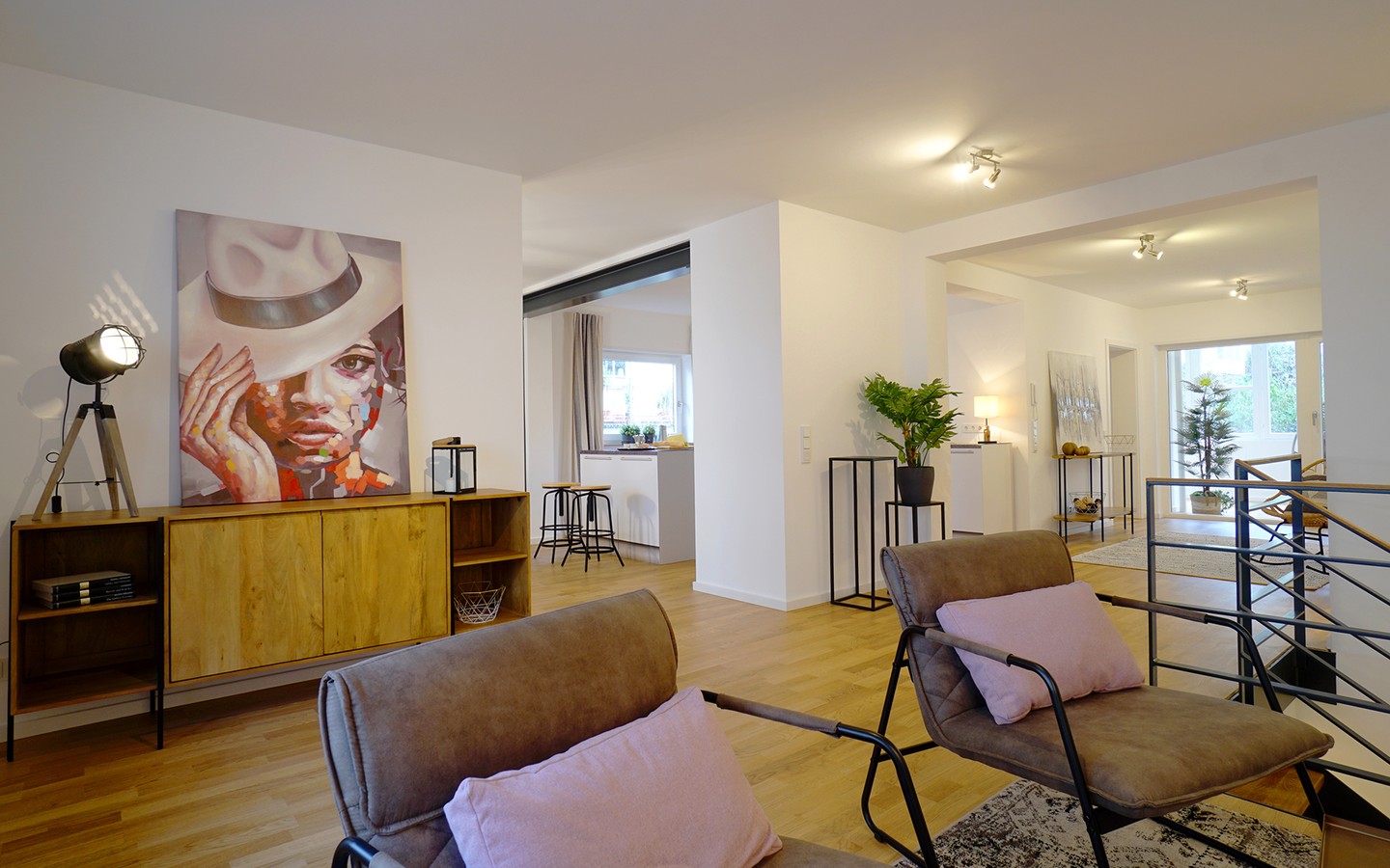 Wohnzimmer EG - Frisch renovierte, großzügige Maisonette-Wohnung mit Wintergarten und zwei TG-Stellplätzen