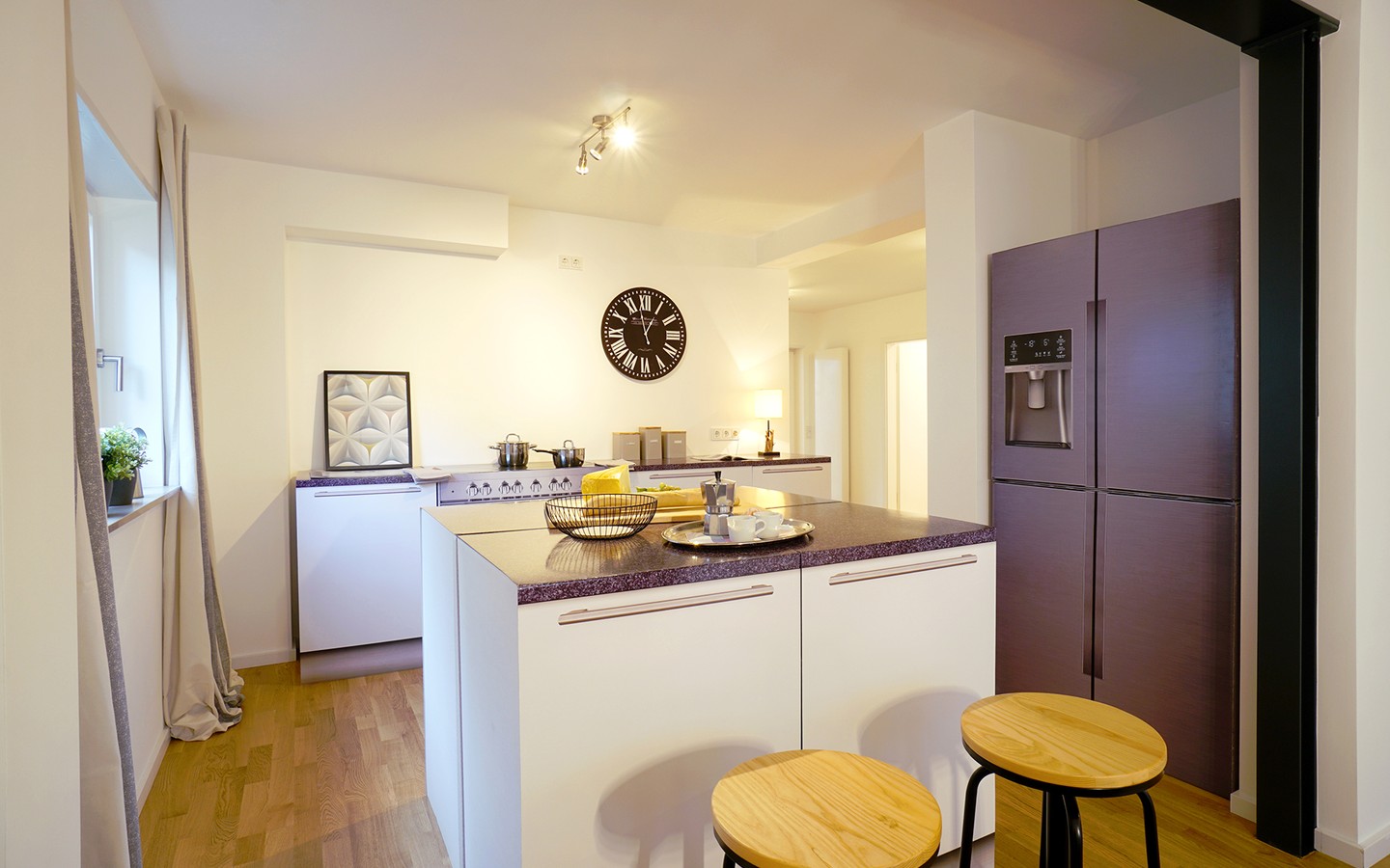 Küche EG - Frisch renovierte, großzügige Maisonette-Wohnung mit Wintergarten und zwei TG-Stellplätzen