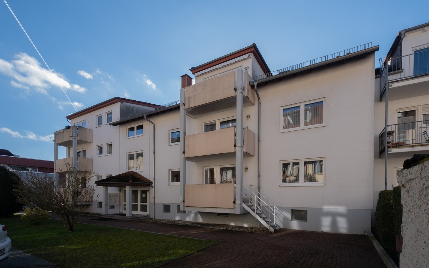 Ansicht West - Großzügige 3,5-Zimmer-Wohnung mit Carport, 2 Balkonen und Neckarblick
