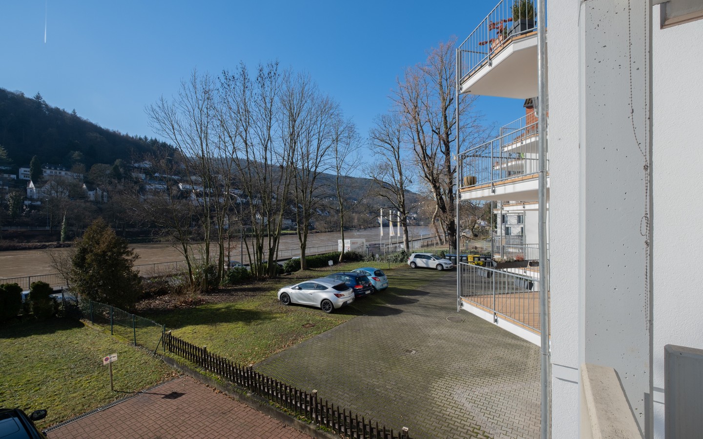 Ausblick Loggia - Großzügige 3,5-Zimmer-Wohnung mit Carport, 2 Balkonen und Neckarblick