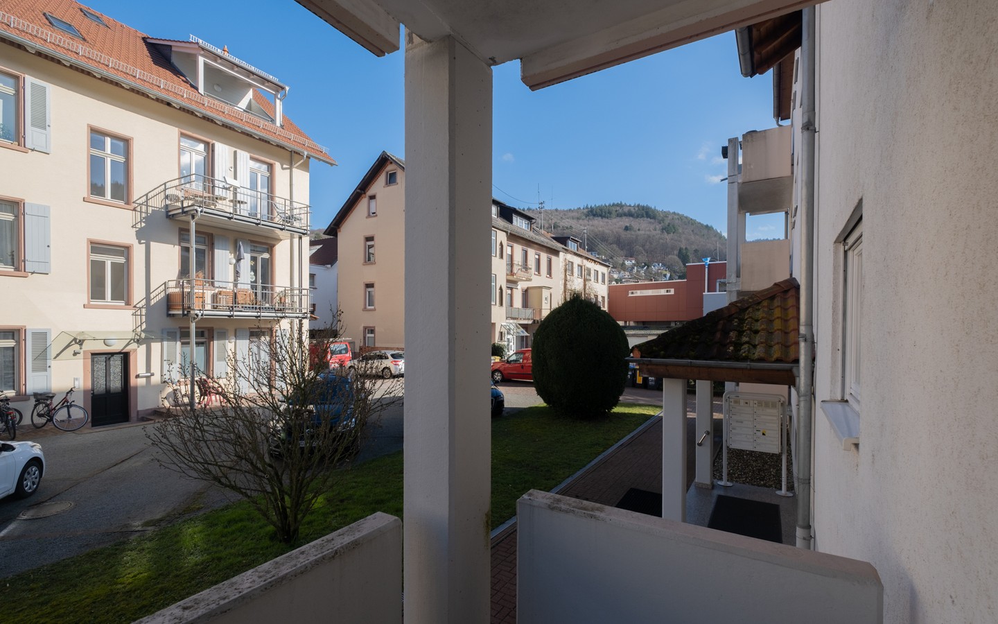 Ausblick Balkon - Großzügige 3,5-Zimmer-Wohnung mit Carport, 2 Balkonen und Neckarblick