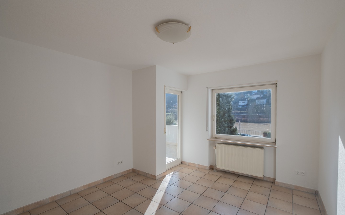 Zimmer 2 - Großzügige 3,5-Zimmer-Wohnung mit Carport, 2 Balkonen und Neckarblick