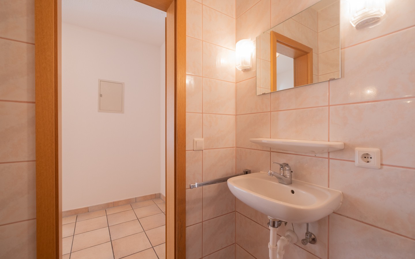 Gäste WC - Großzügige 3,5-Zimmer-Wohnung mit Carport, 2 Balkonen und Neckarblick