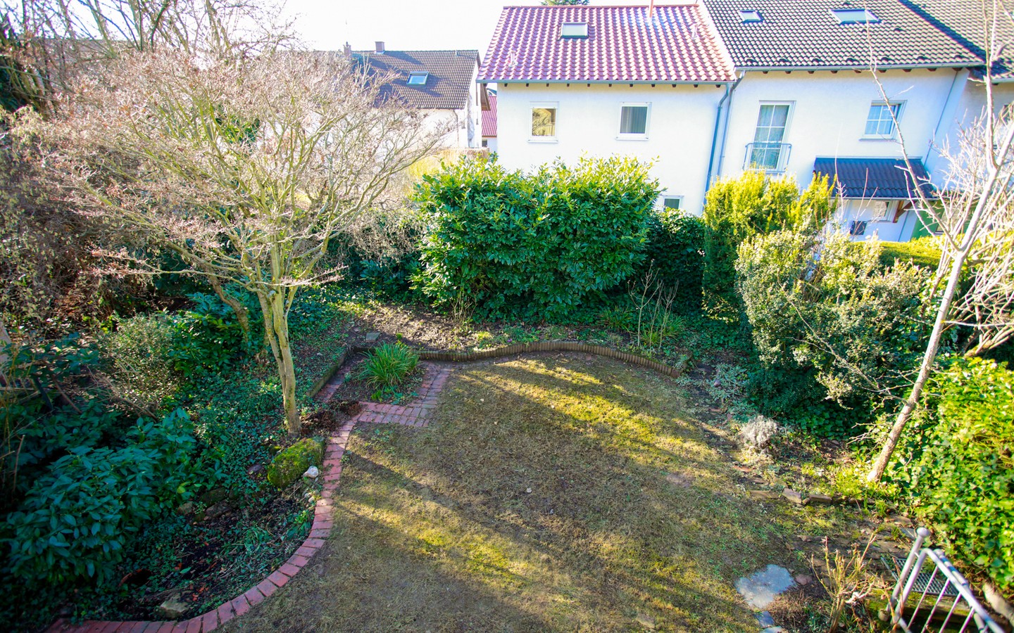 Blick in den Garten - Ein Paradies für Familien: Geräumiges Reihenendhaus mit tollem Garten in Schriesheim