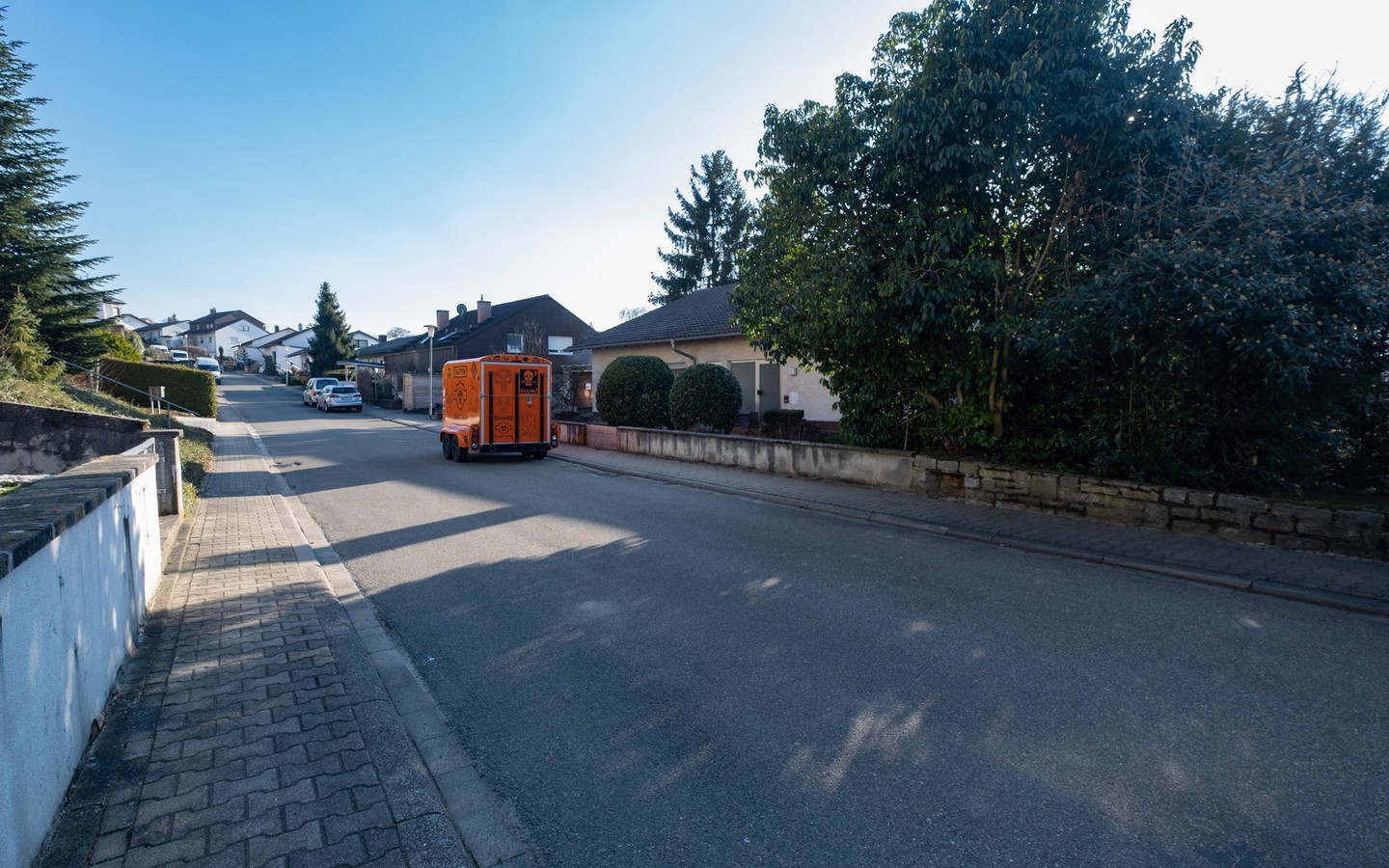 Straßenzug - Sinsheim-Rohrbach: Freistehendes & renovierungsbedürftiges Einfamilienhaus mit Einliegerwohnung