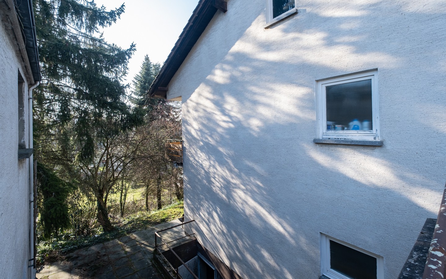 Seitenansicht - Sinsheim-Rohrbach: Freistehendes & renovierungsbedürftiges Einfamilienhaus mit Einliegerwohnung