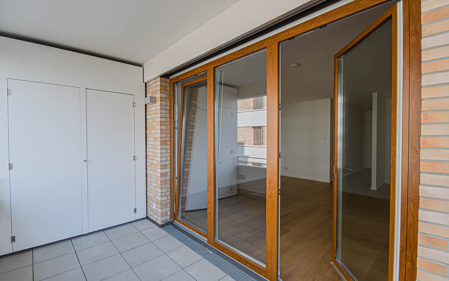 Balkon - Erstbezug - Moderne Dreizimmerwohnung mit Einbauküche, Stellplatz und Balkon