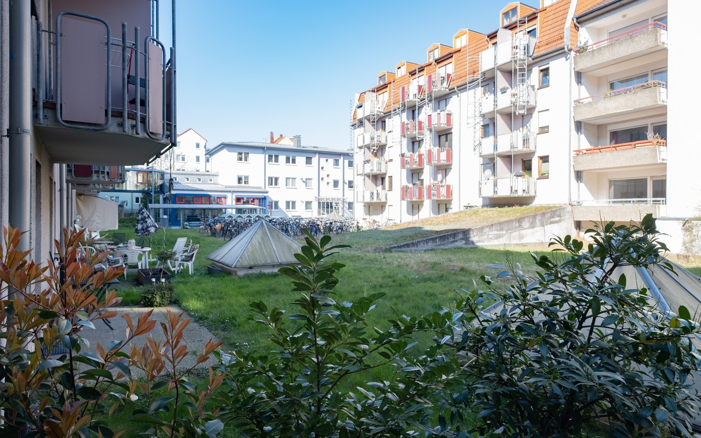 Ausblick Terrasse seitlich - HD-Kirchheim: Vermietete 1-Zimmer-Wohnung inkl. TG-Stellplatz und Terrasse