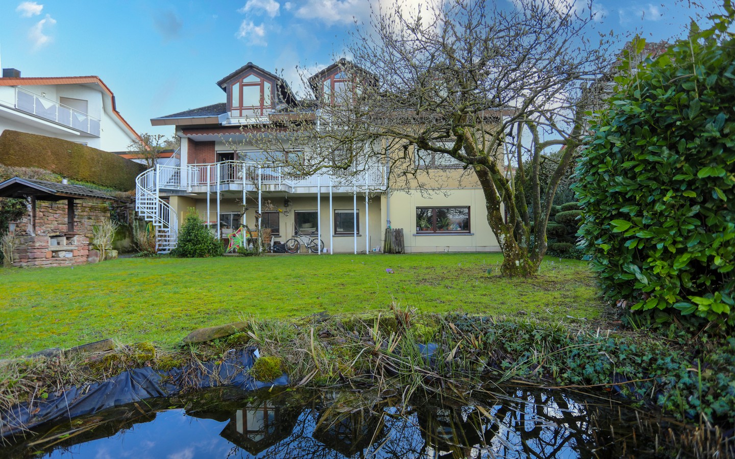 Hausansicht - Provisionsfrei: 3-Familienhaus auf über 1400 m² großem Grundstück in Bestlage von Wiesenbach