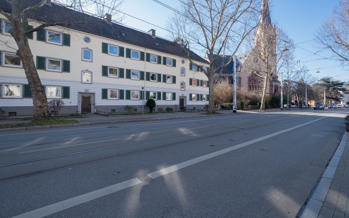 Straßenansicht - Seltene Gelegenheit in HD-Neuenheim: Bezugsfreie 3-Zimmer-Wohnung mit Loggia in zentraler Lage