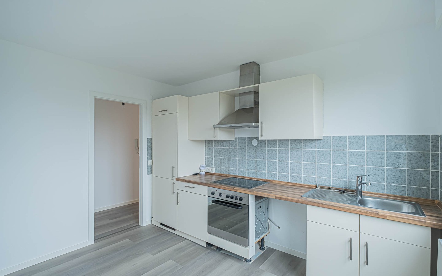 Küche - Neu sanierte Dreizimmerwohnung mit 2 Balkonen - bezugsfrei