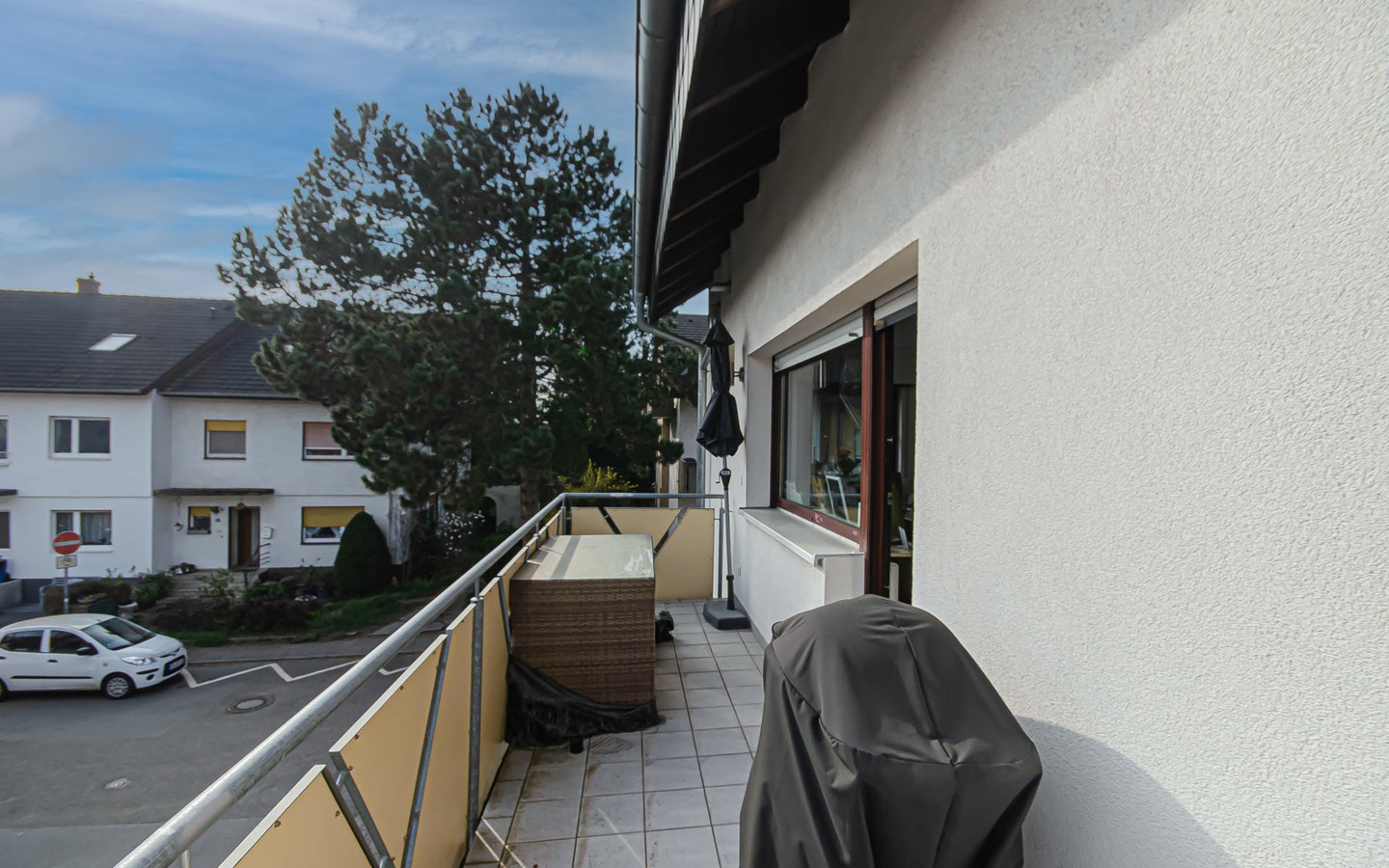 Balkon - Fantastische Dreizimmerwohnung mit zusätzlichem Mansardenzimmer und Garage