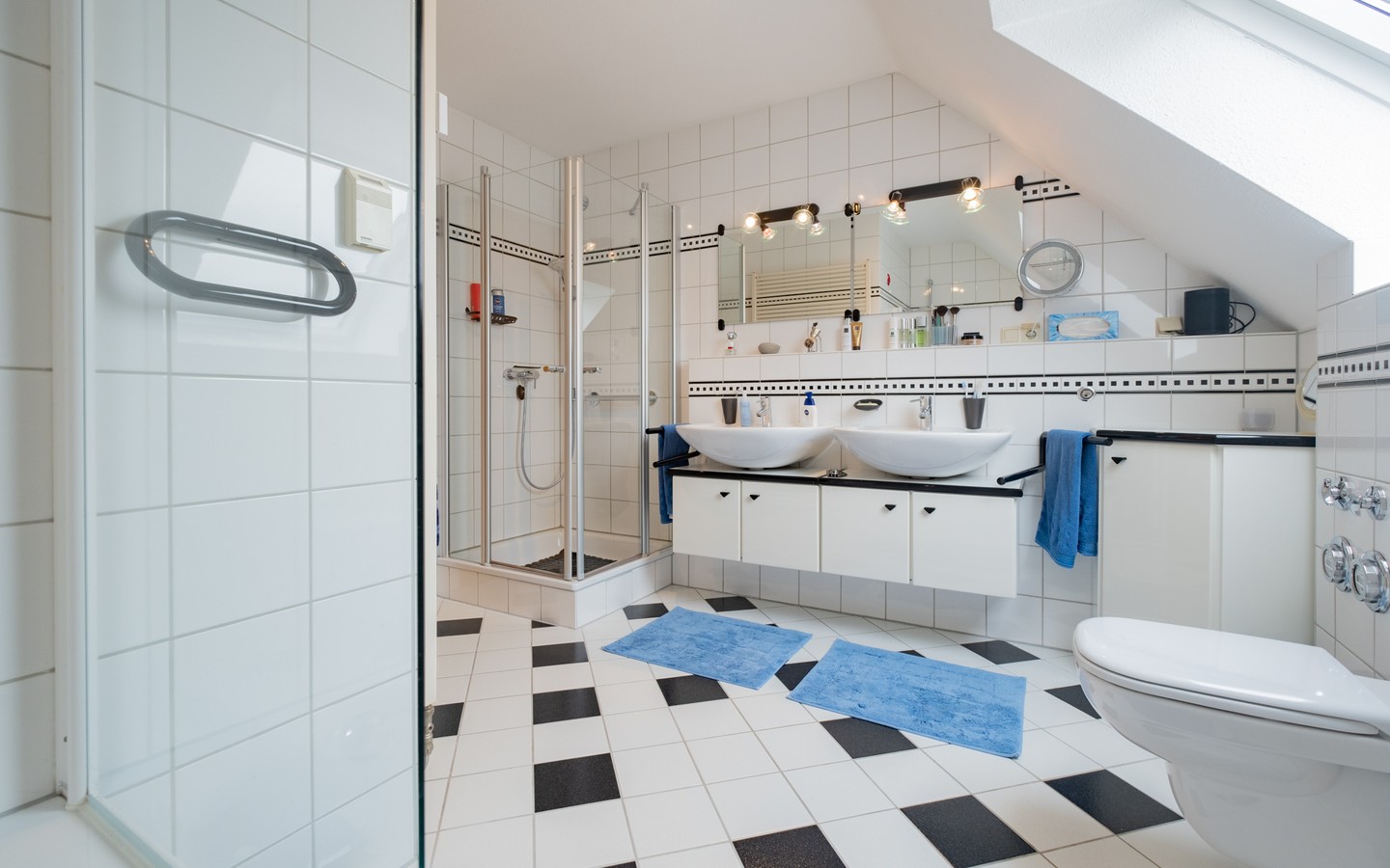 Badezimmer - Behaglich wohnen: Attraktive 4-Zimmer-Maisonette mit Terrasse und TG-Stellplatz in Rohrbach