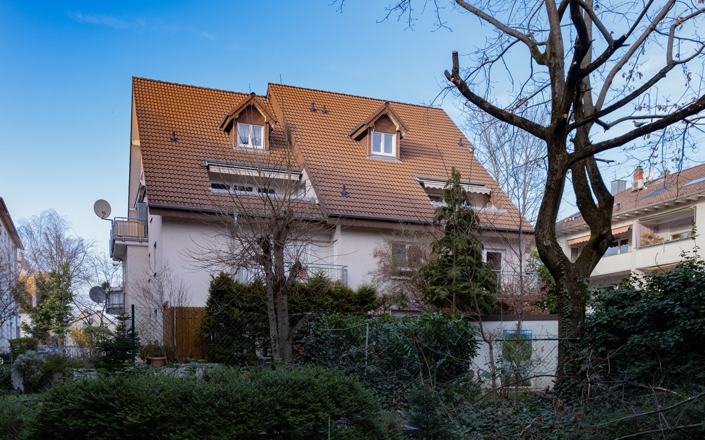 Rückseite - Behaglich wohnen: Attraktive 4-Zimmer-Maisonette mit Terrasse und TG-Stellplatz in Rohrbach