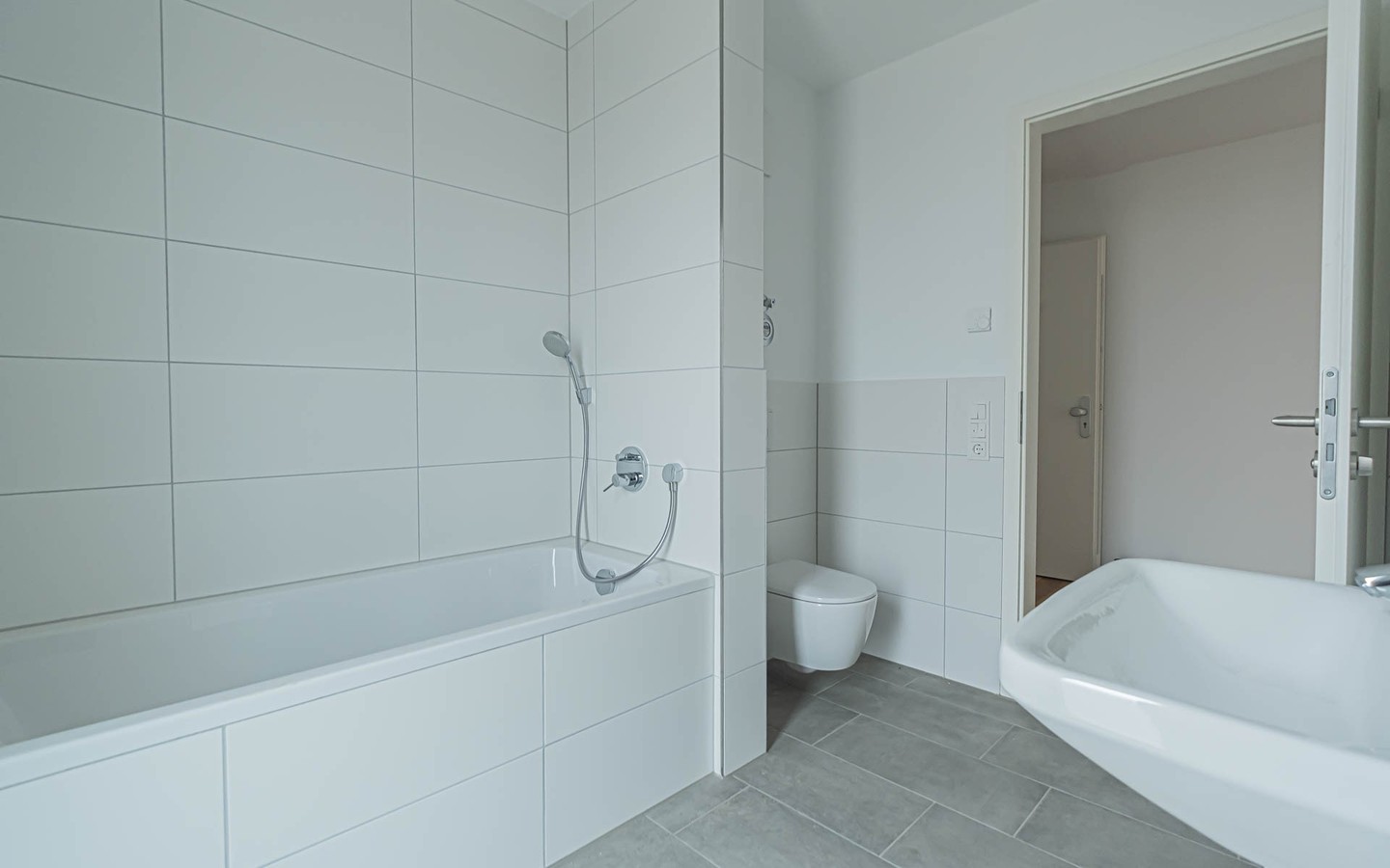 Badezimmer - Erstbezug - Einziehen & Wohlfühlen.
Dreizimmerwohnung mit Loggia