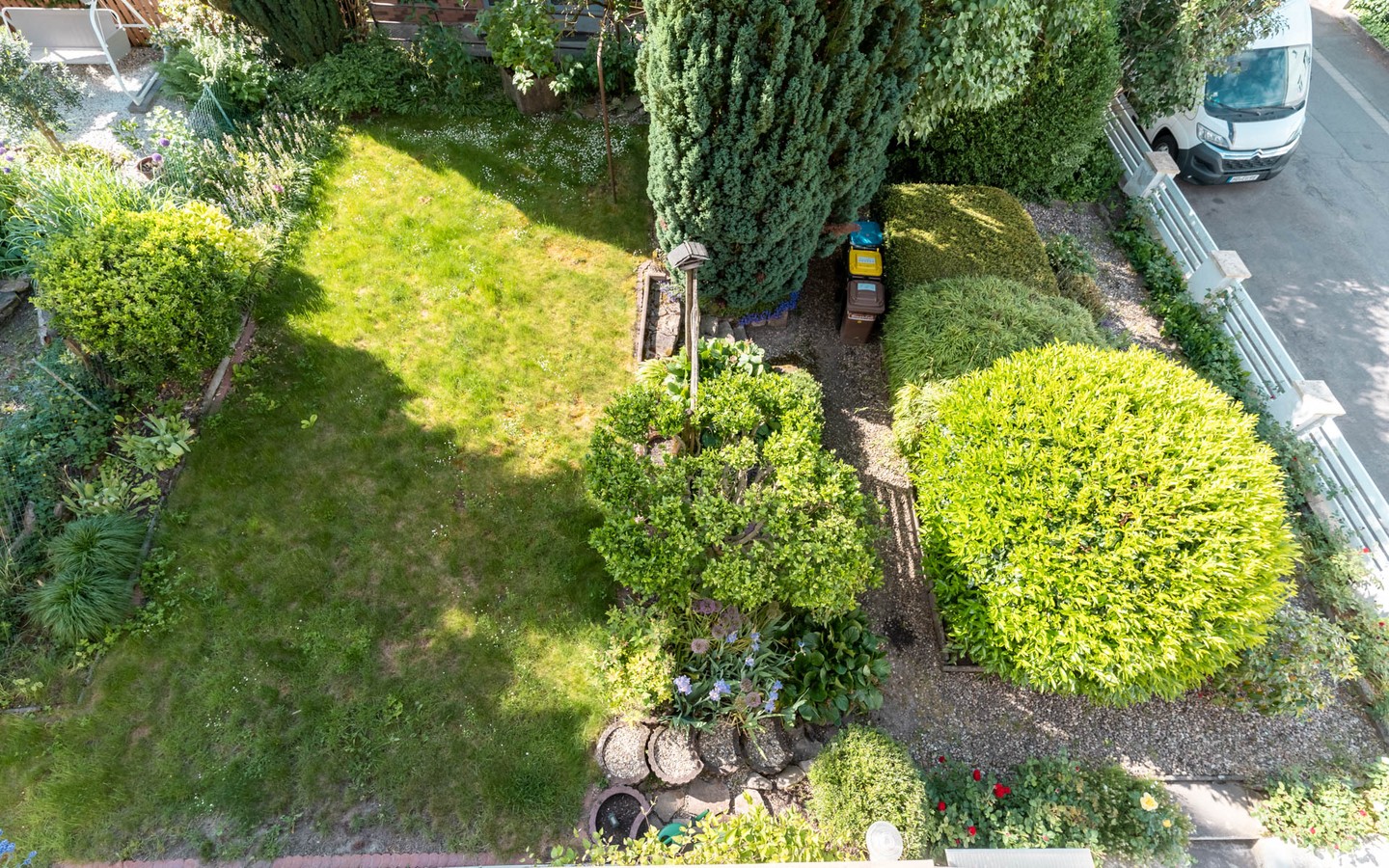 Blick in den Garten - Seltene Gelegenheit: Helle, teilvermietete Doppelhaushälfte in beliebter Wohnlage
