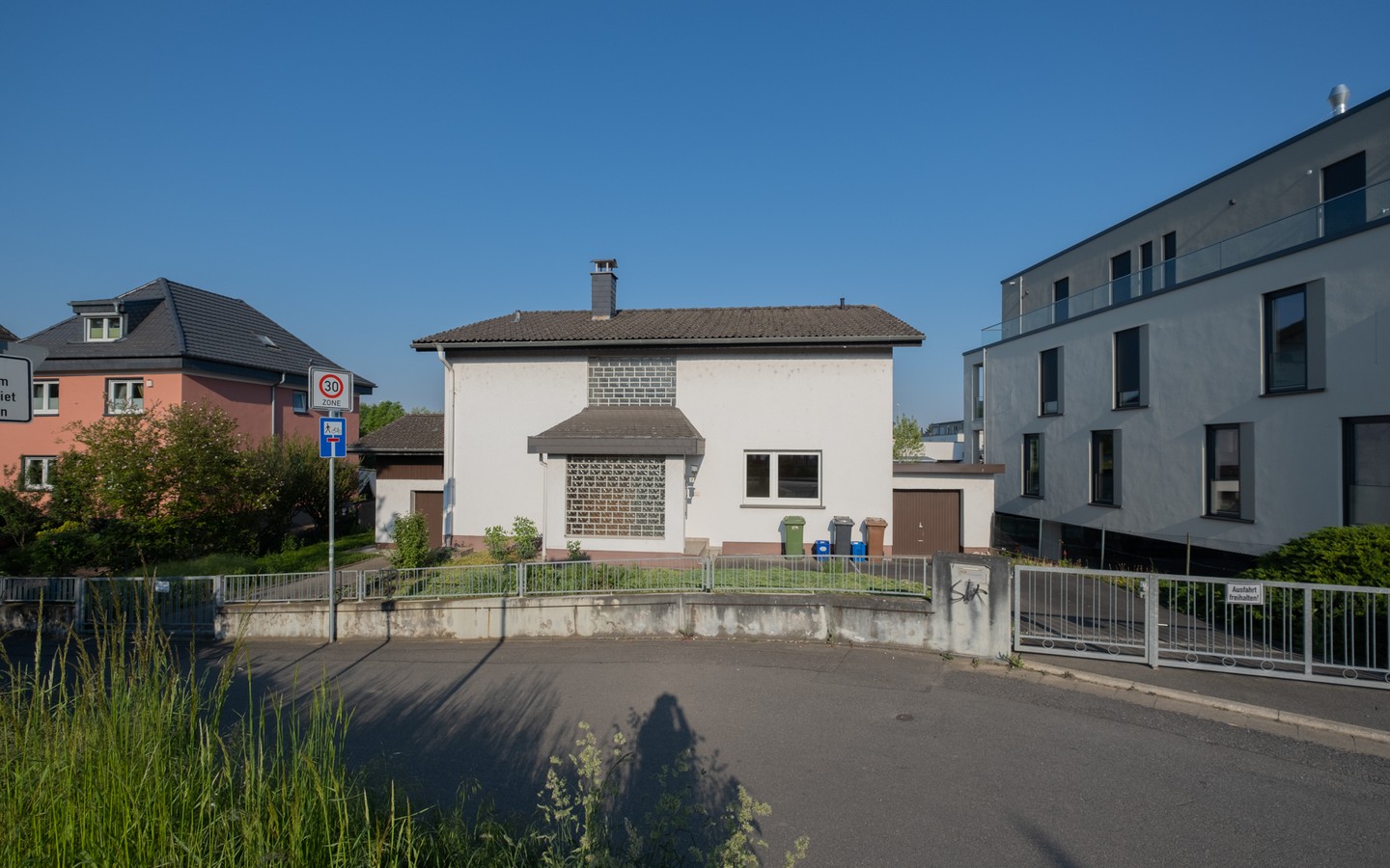 Hausfront - Leimen: freistehendes Haus in Splitlevelbauweise, mit 2 Garagen, 2 Stellplätzen und Garten