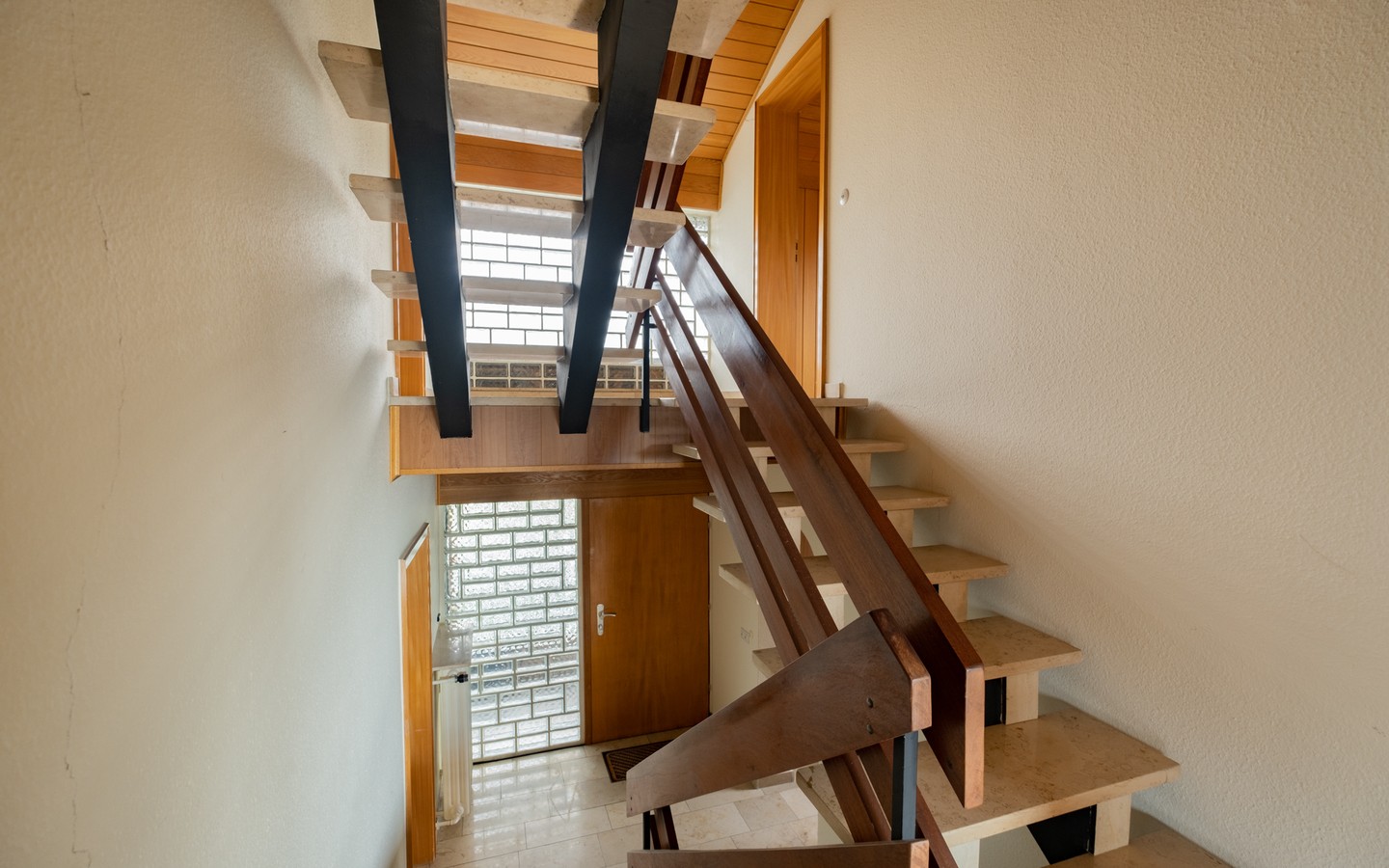 Treppenhaus - Leimen: freistehendes Haus in Splitlevelbauweise, mit 2 Garagen, 2 Stellplätzen und Garten