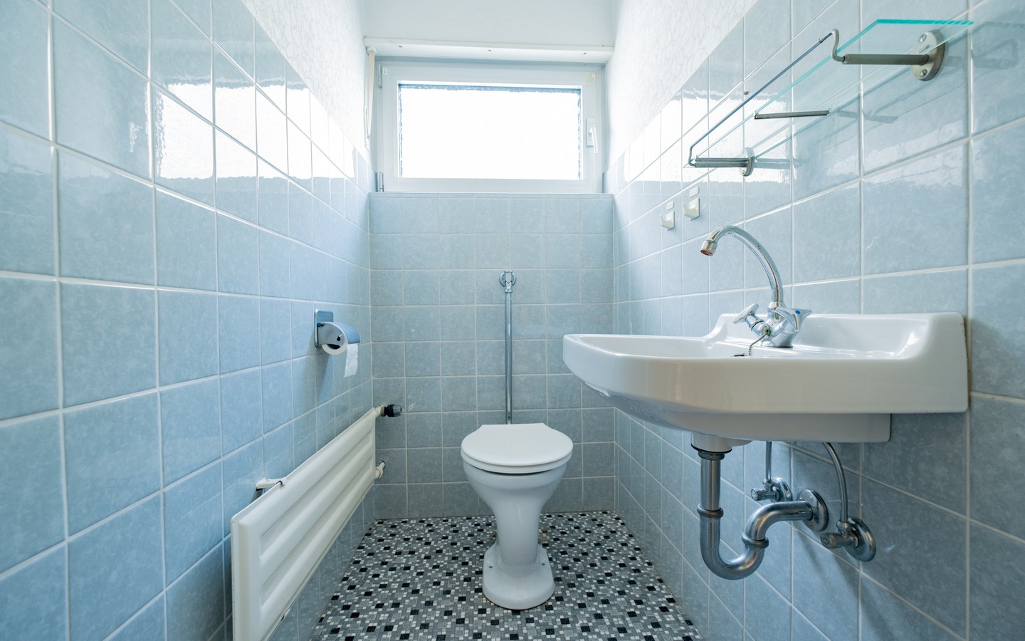 WC - Leimen: freistehendes Haus in Splitlevelbauweise, mit 2 Garagen, 2 Stellplätzen und Garten