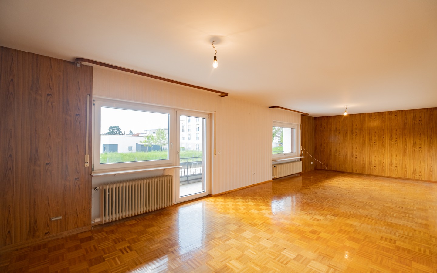 Zimmer zum Balkon - Leimen: freistehendes Haus in Splitlevelbauweise, mit 2 Garagen, 2 Stellplätzen und Garten