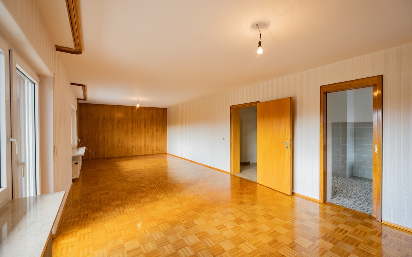 Zimmer zum Balkon - Leimen: freistehendes Haus in Splitlevelbauweise, mit 2 Garagen, 2 Stellplätzen und Garten