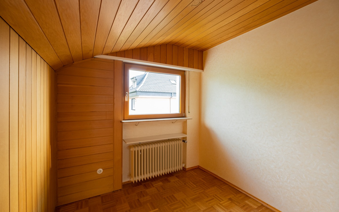 Zimmer 3 im DG - Leimen: freistehendes Haus in Splitlevelbauweise, mit 2 Garagen, 2 Stellplätzen und Garten