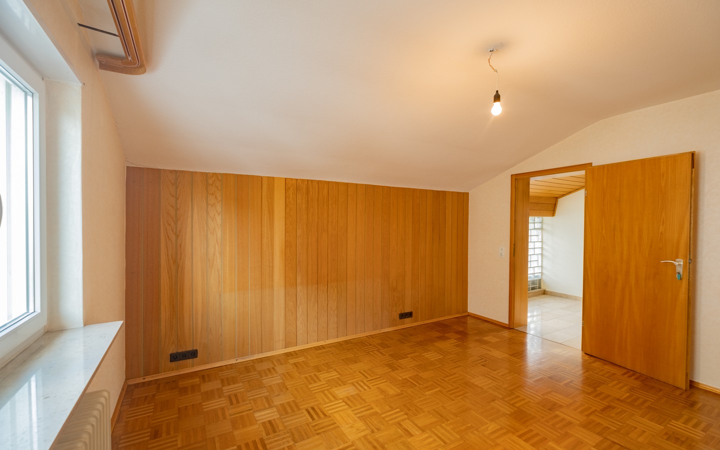 Zimmer 2 im DG - Leimen: freistehendes Haus in Splitlevelbauweise, mit 2 Garagen, 2 Stellplätzen und Garten