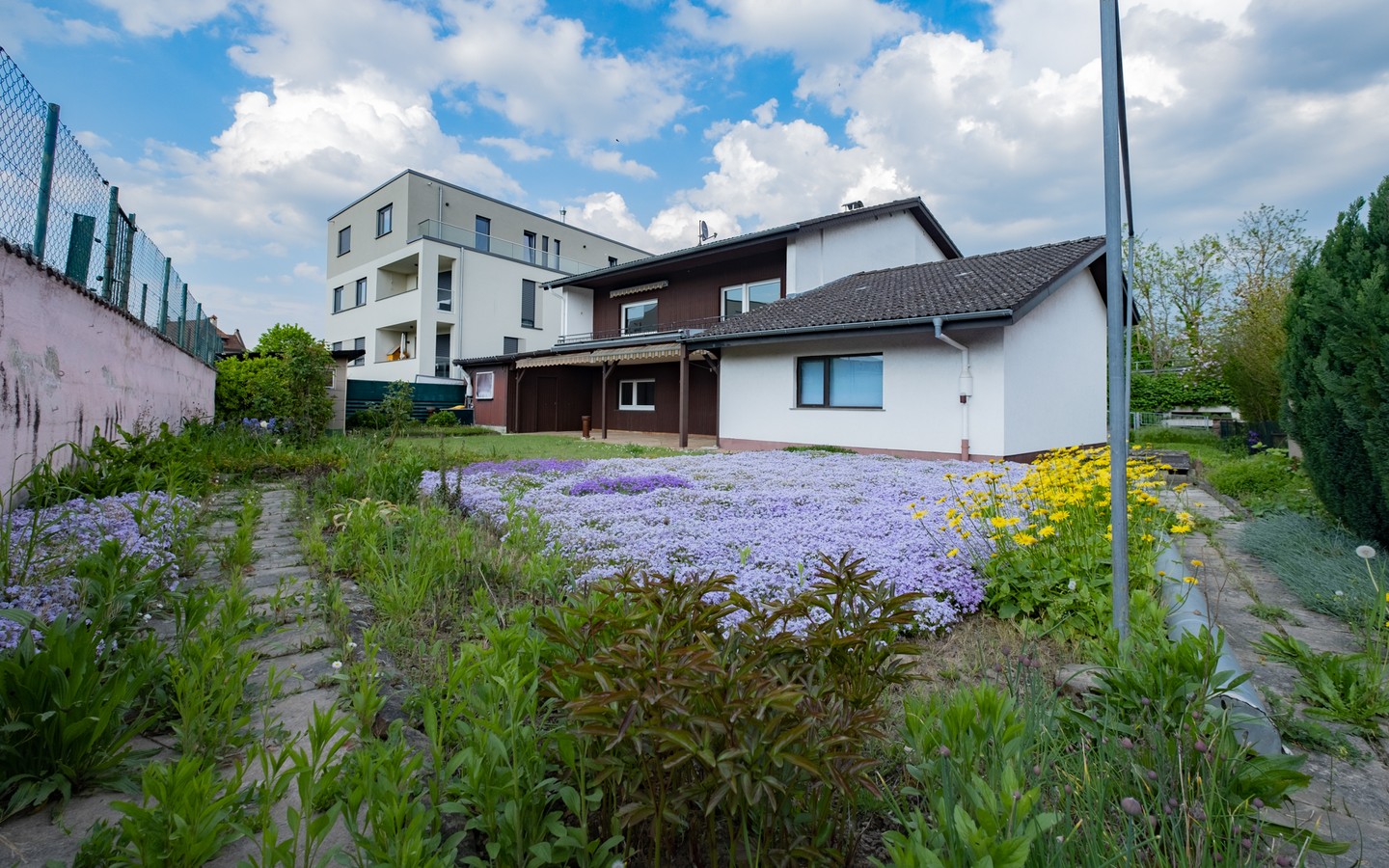 Garten - Leimen: freistehendes Haus in Splitlevelbauweise, mit 2 Garagen, 2 Stellplätzen und Garten